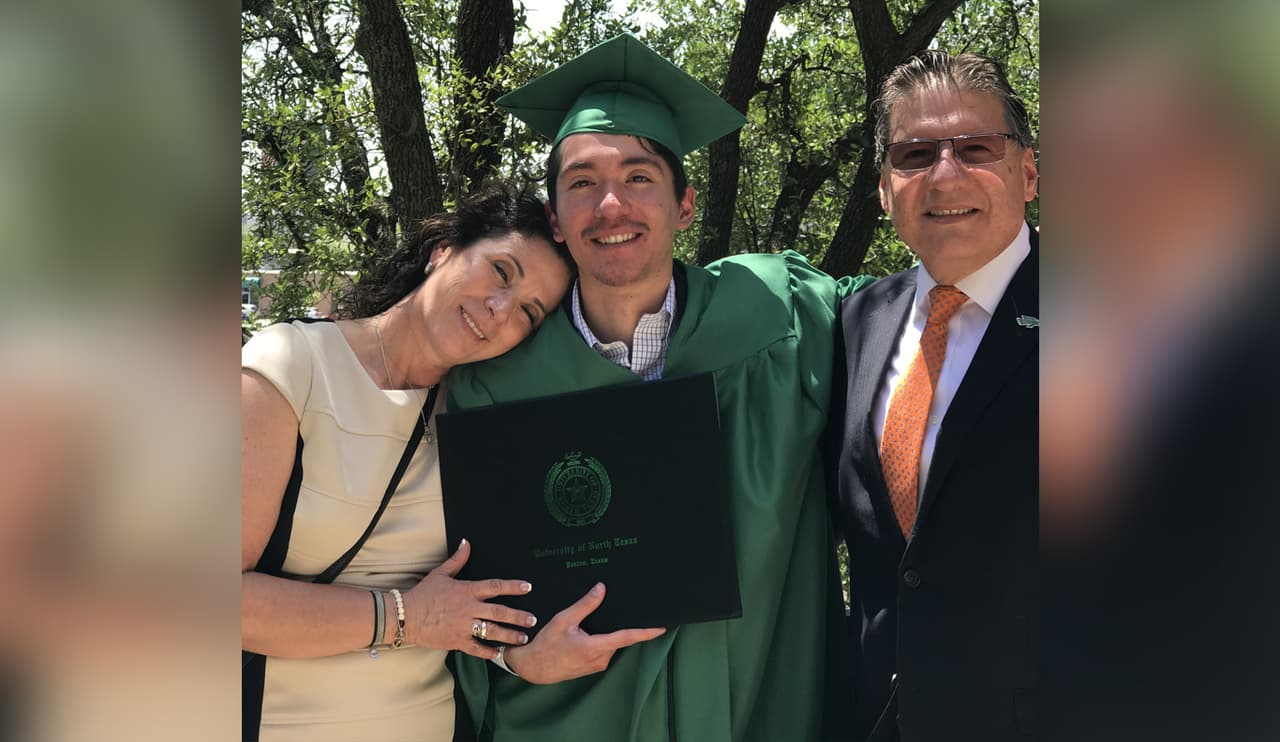 John Díaz se graduó de finanzas y mercados internacionales.