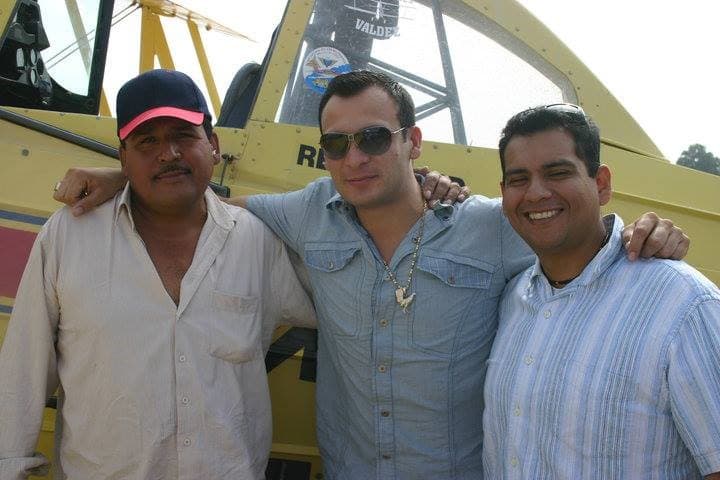 Estas otras imágenes pertenecen al video ‘Te quiero así’. "Un video padrísimo donde simulábamos que el 'Vale' volaba esa avioneta. Lo grabamos en el 2006 en Jitonhueca Sonora”, comenta Mike Rodríguez. Esa filmación ocurrió poco tiempo antes de su asesinato.