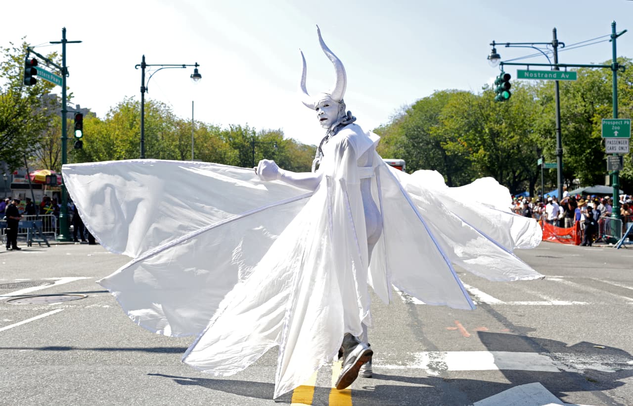<b>En 2011, un tiroteo a pocas cuadras de la ruta del desfile dejó tres personas muertas y dos policías heridos</b>. Uno de los muertos era un transeúnte inocente. Ese mismo año, el entonces concejal Jumanee Williams ––actualmente Defensor del Pueblo de la ciudad de Nueva York–– también fue arrestado por caminar en una acera cerrada, después de haber recibido permiso para hacerlo de otros oficiales.
