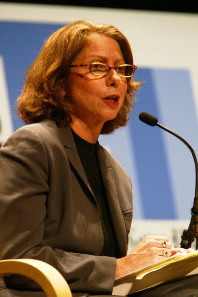 10. JILL ABRAMSON. En entrevista con Forbes, Jill expresó que siempre buscaba estar informada sobre el desempeño de sus hijos en la escuela cuando eran jóvenes. "Me gustaba leer lo que ellos leían, para poder hablar con ellos al llegar a casa", dijo.