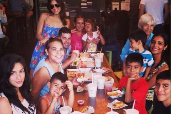 Alejandra sabe que no existe nada mejor que disfrutar a la familia y revivir momentos extraordinarios.