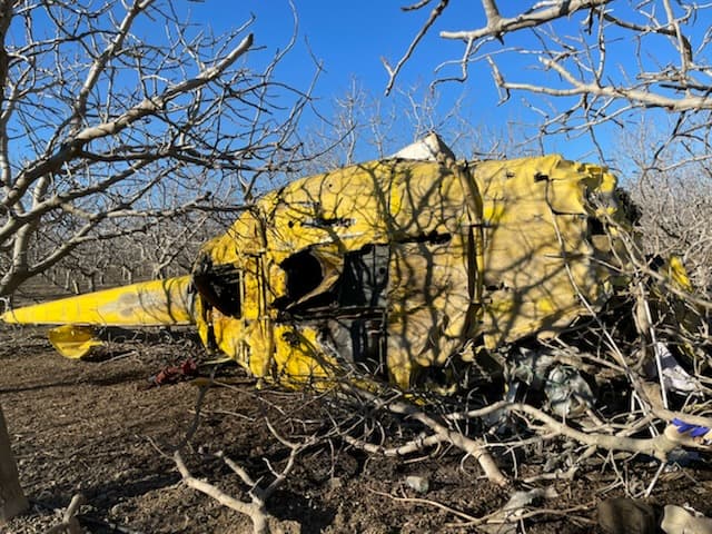 Muere piloto fumigador tras estrellarse contra una huerta en el condado de Fresno 