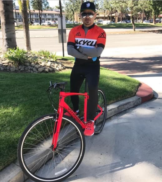 A través de su cuenta en Instagram Larry Hernández ha compartido diversas imágenes donde muestra su gusto por el ciclismo.