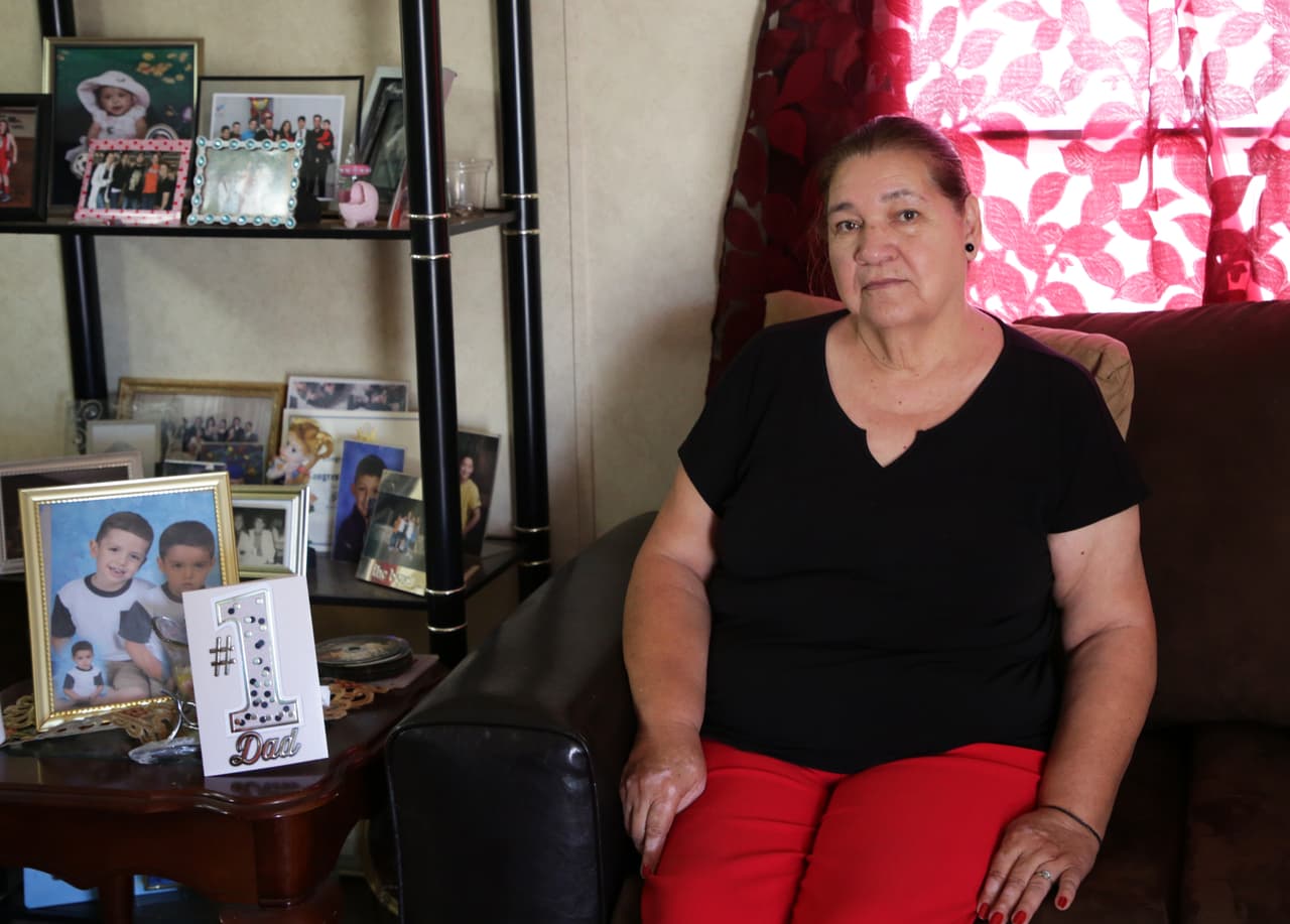 <b>Guadalupe Valdivia, Sunland Park, Nuevo México. </b>Para algunos habitantes de la frontera, el muro que divide Estados Unidos y México no es exclusivamente un elemento del discurso político sinónimo del endurecimiento de las políticas migratorias. Es una realidad con la que conviven cada día. Ese es el caso de Guadalupe Valdivia, una vecina de Sunland Park, fronteriza con Chihuahua. Ella vivió la época en la que los migrantes cruzaban a sus anchas de un lado a otro, presenció persecuciones de la Patrulla Fronteriza en su propio jardín y vio cómo se levantó el muro que, asegura, le da tranquilidad. “Para nosotros es mucho mejor si el muro está tapando, pero esto ya es desde hace tiempo. No es desde que está este señor”, dijo Valdivia refriéndose al presidente Donald Trump.