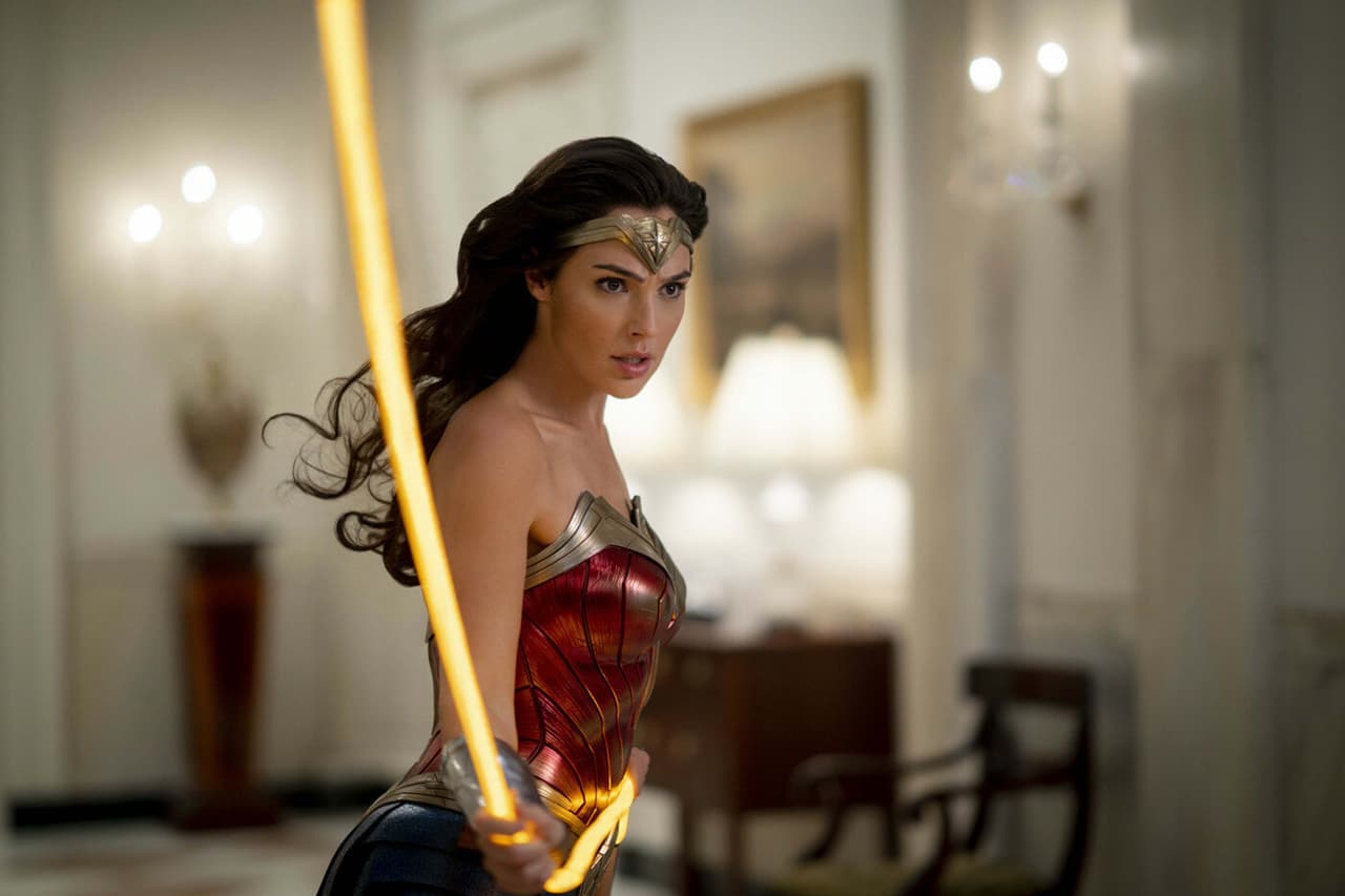 <b>Wonder Woman</b>
<br>Al ser parte de las Amazonas, Diana Prince envejece de forma muy lenta y ha vivido por mucho tiempo en la isla de Themyscira antes de ser una heroína. La directora Patty Jenkins dijo que Wonder Woman tiene 800 años en su primera película, en una entrevista para Collider el 2 de junio de 2017.