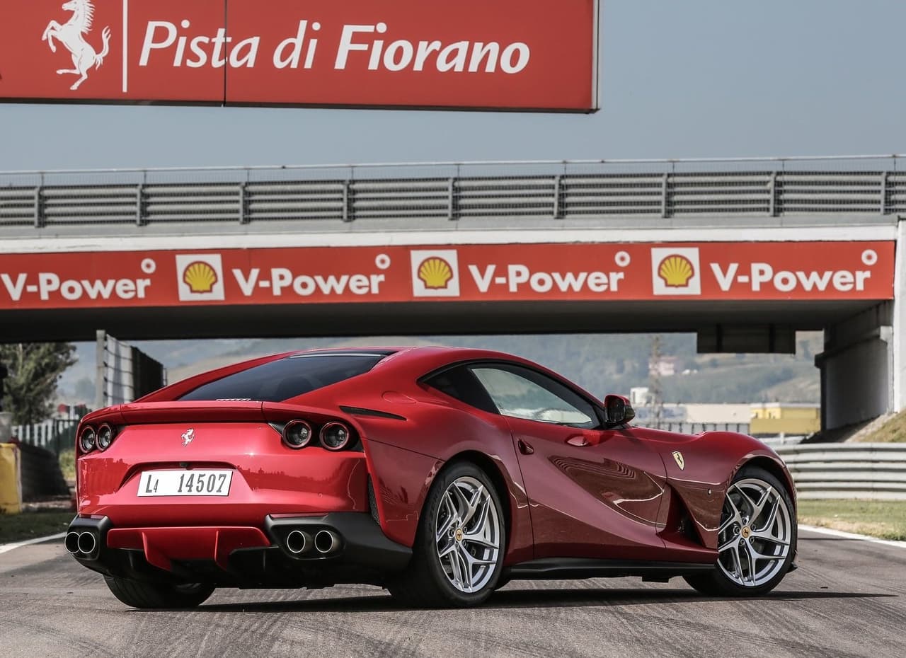 <b>Motor:</b> V12 de 6.5 litros
<br>
<b>Transmisión:</b> Automática de 7 velocidades y doble embrague
<br>
<b>Potencia:</b> 789 HP
<br>
<b>Torque:</b> 530 lb-pie
<br>
<br>
<b>Precio:</b> 335,000 dólares