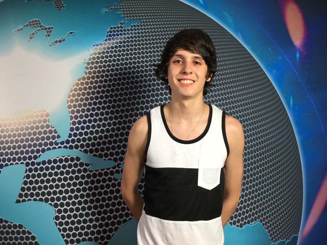 Chris dejó a su madre en Ecuador para viajar en busca de su sueño americano y espera conseguirlo en La Banda.