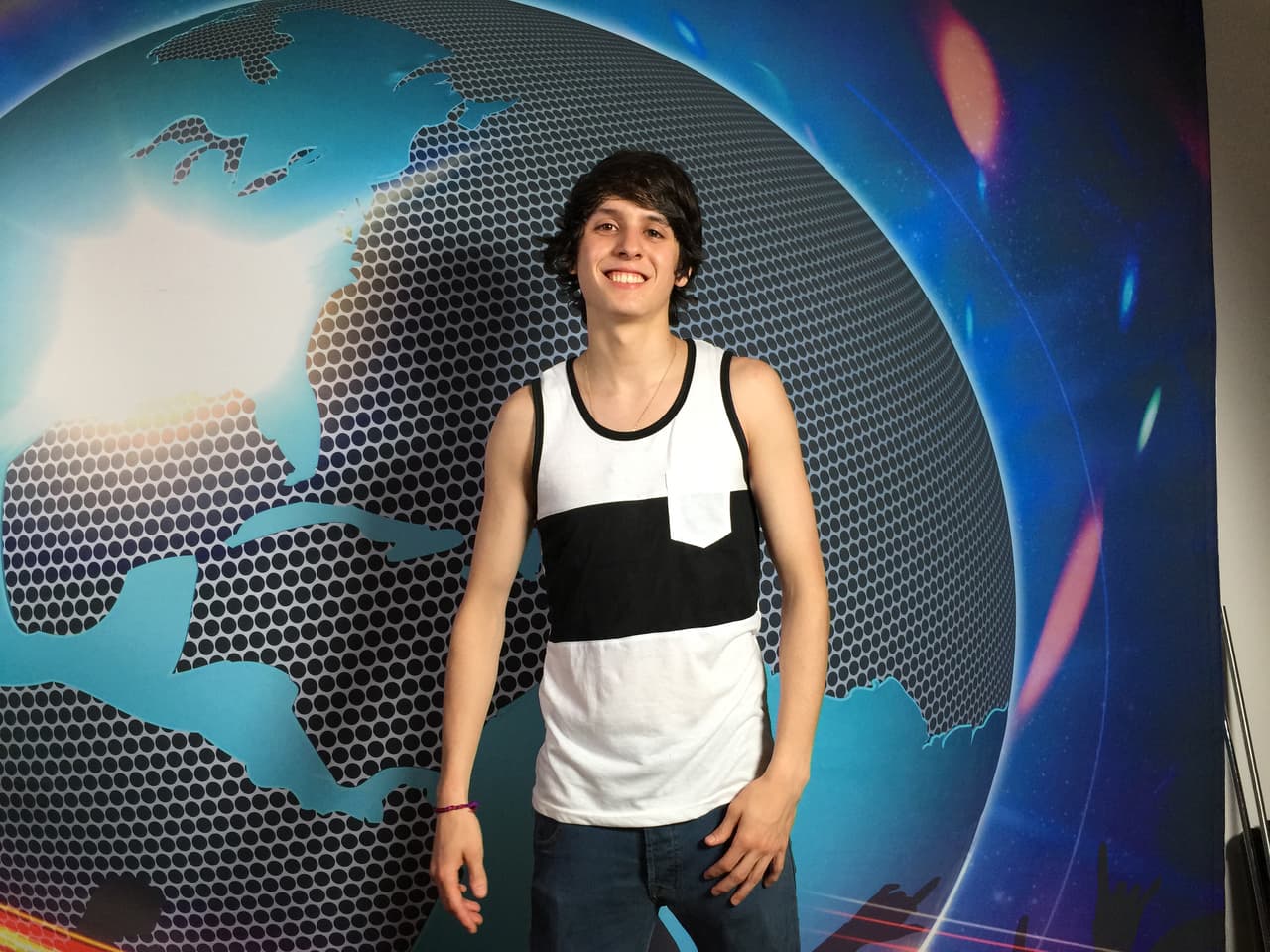 Chris dejó a su madre en Ecuador para viajar en busca de su sueño americano y espera conseguirlo en La Banda.