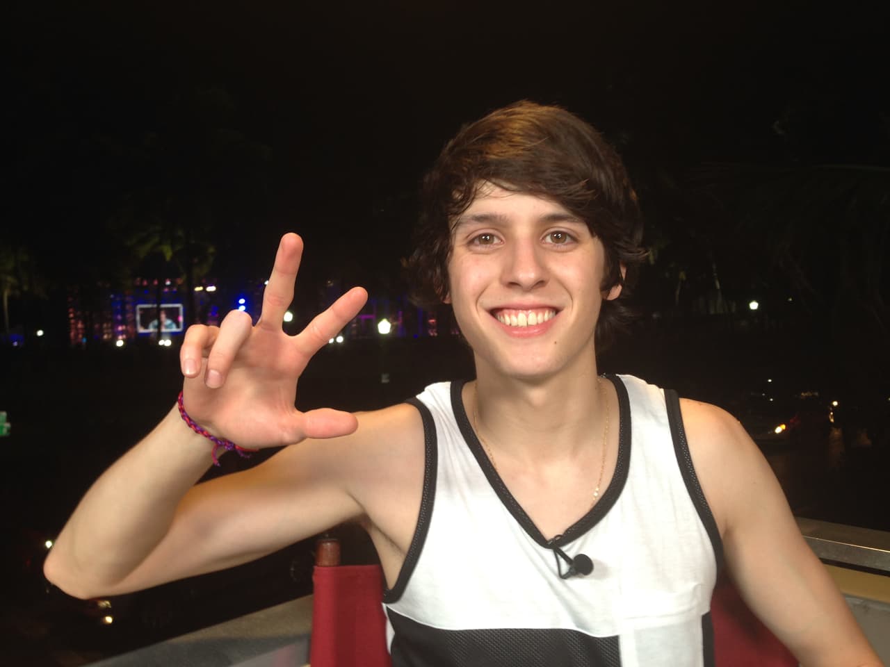 Chris dejó a su madre en Ecuador para viajar en busca de su sueño americano y espera conseguirlo en La Banda.