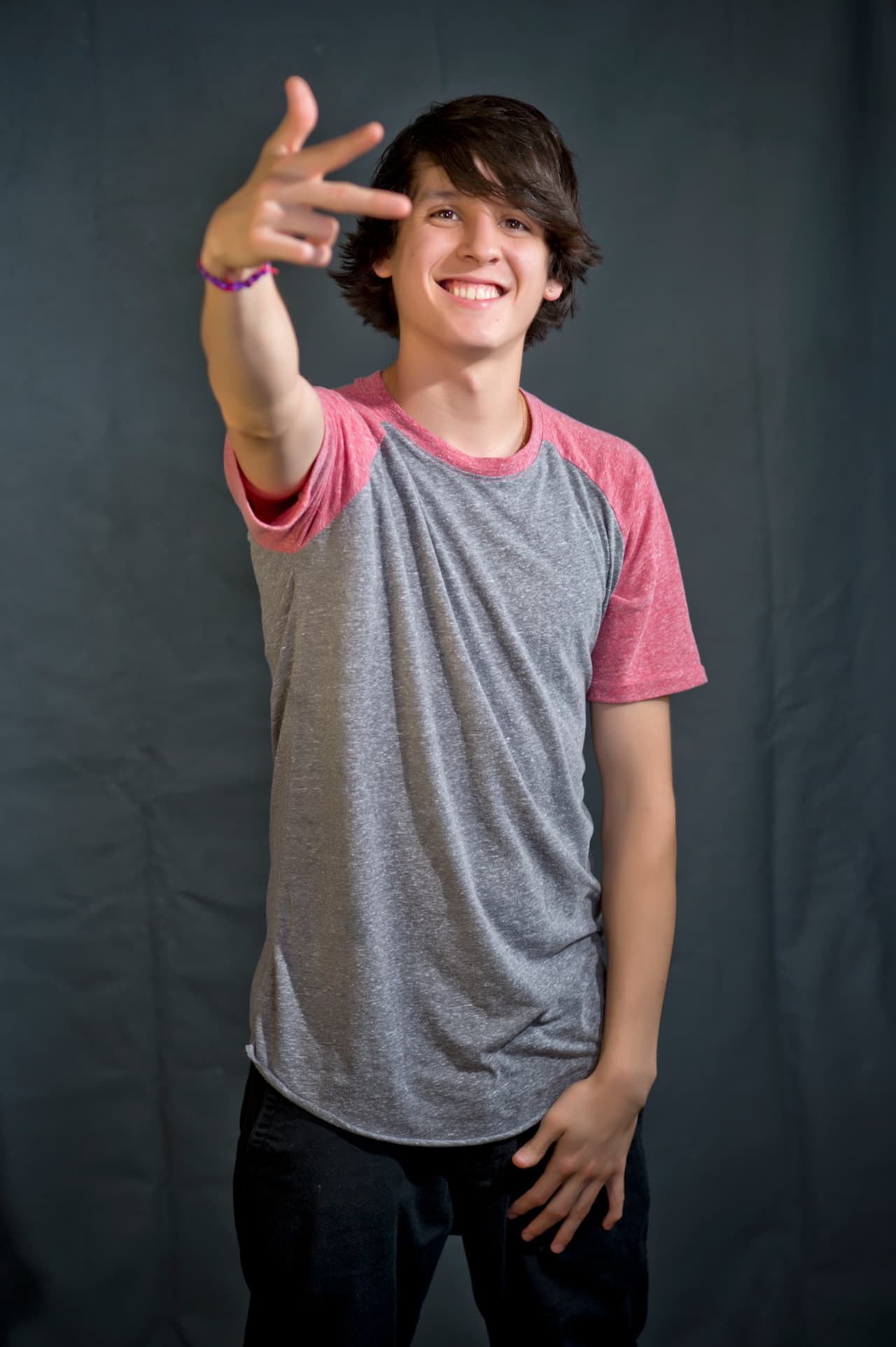 Chris dejó a su madre en Ecuador para viajar en busca de su sueño americano y espera conseguirlo en La Banda.