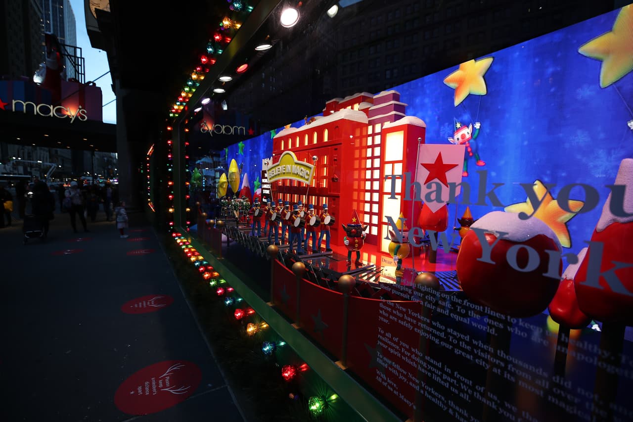 En este 2020 pandémico, la compañía decidió rendir homenaje a los profesionales de la salud, socorristas, trabajadores esenciales y a los neoyorquinos, por su "verdadera valentía" ante el coronavirus, uno de los mayores desafíos que ha tenido que enfrentar la ciudad.