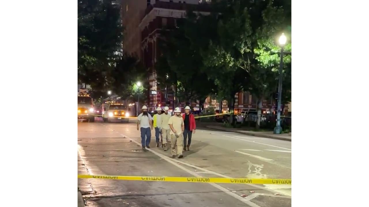 Cuadrillas de trabajadores están en las calles de Houston trabajando para intentar remover los escombros y estimar los daños.