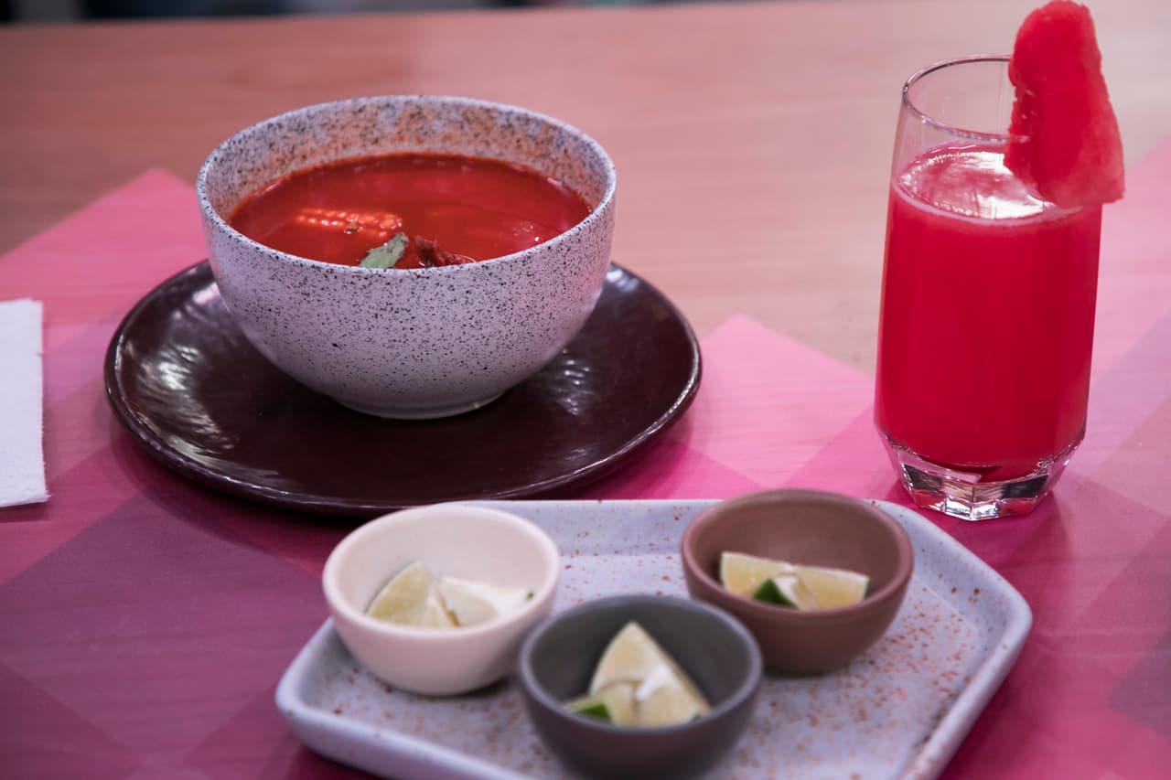 La familia Gudiño también elaboró un mole de olla. A juicio de los chefs, el platillo estuvo sumamente picoso.