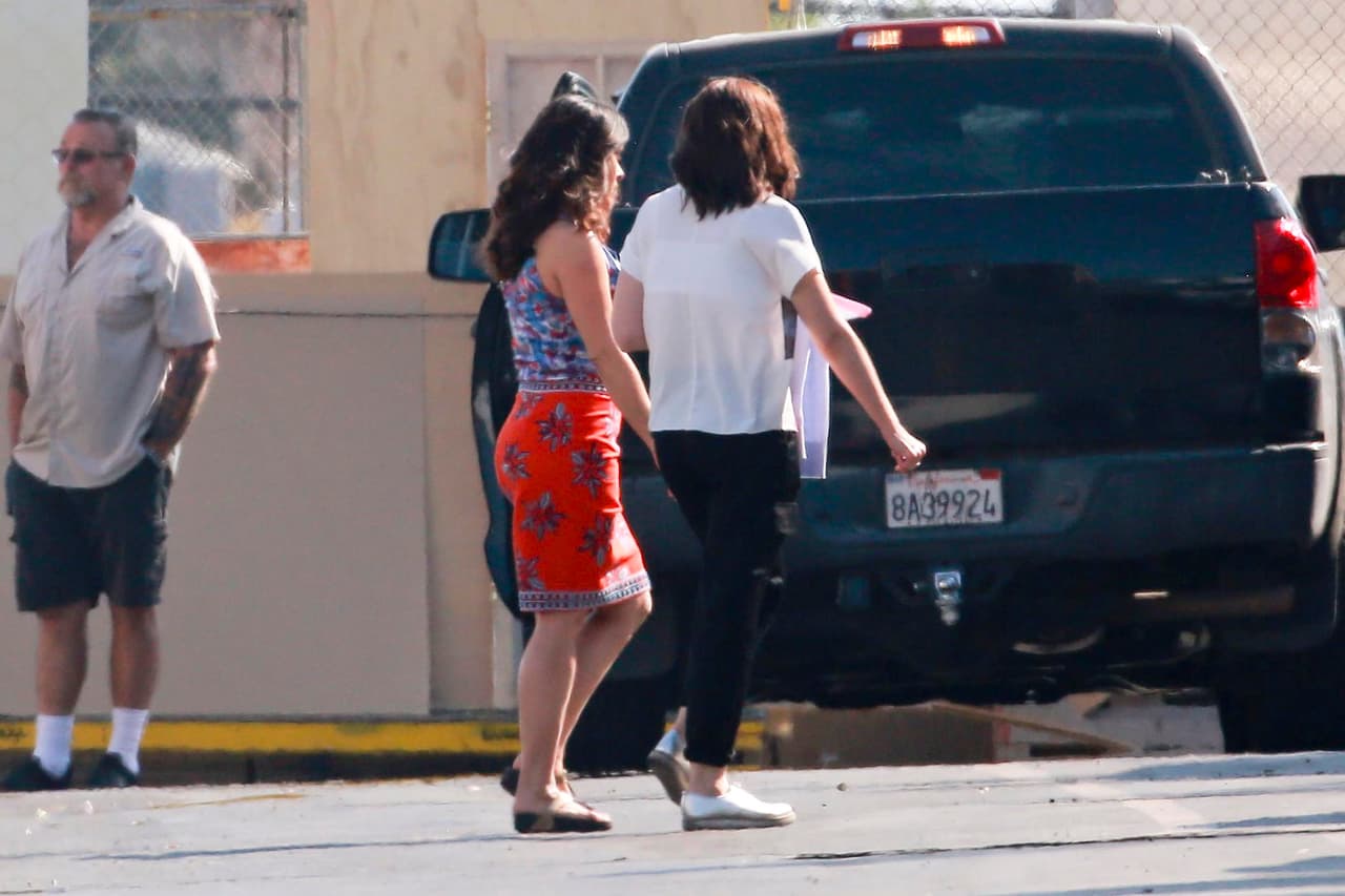 La mexicana platicaba con los miembros de la producción.