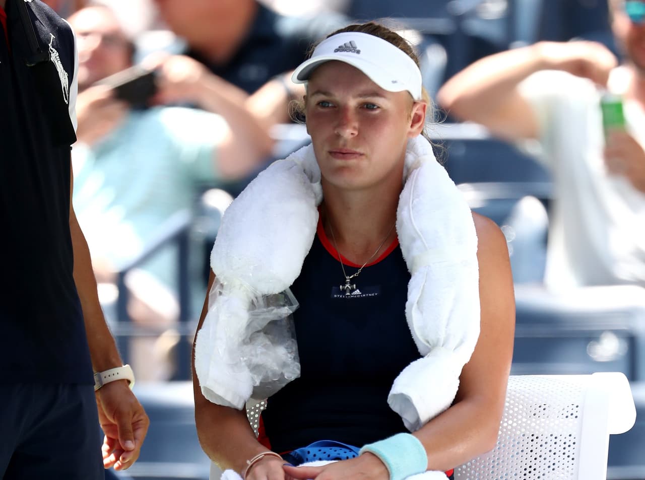 Por su parte, hay quienes como Caroline Wozniacki se lo toman con un poco de humor: "Intento refrescarme entre los juegos, usar hielo. Pienso que estoy en la playa, que tengo una margarita a mano y que la vida es bella"