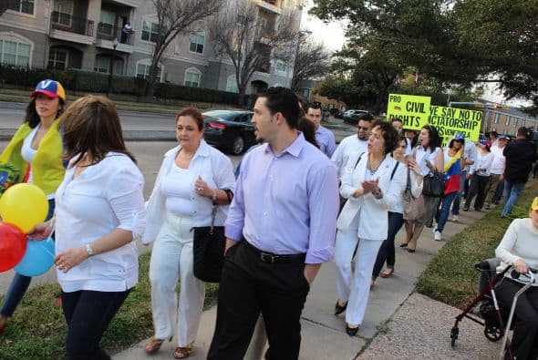 A cantos y gritos pidieron paz y libertad en la calle Westheimer, una de las más transitadas de Houston. 