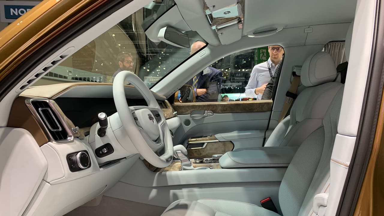 El Aurus Senat, que hizo su debut europeo en Ginebra, es la base sobre la que se desarrolló el carro presidencial de Vladimir Putin. Esta portentosa limusina cuenta con un motor 
<b>V12 dobleturbo de 6.6 litros </b>que desarrolla 850 caballos de fuerza.