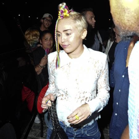 Además de todo, no le importa, pues cada vez exagera más con sus cortes de cabello, sus atuendos y locos peinados.