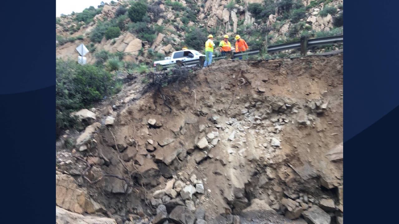 La autopista US 60 está cerrada en ambas direcciones entre Superior y Miami al este del valle debido a inundaciones y deslaves, así lo informó 
<a href="https://twitter.com/ArizonaDOT/status/1425519841658638337" target="_blank">el Departamento de Transporte de Arizona</a> (ADOT, por sus siglas en inglés). El cierre abarca las millas 226-243 y se debe al agua estancada y los escombros de las tormentas que se registraron en esta parte de la autopista. 
<br>