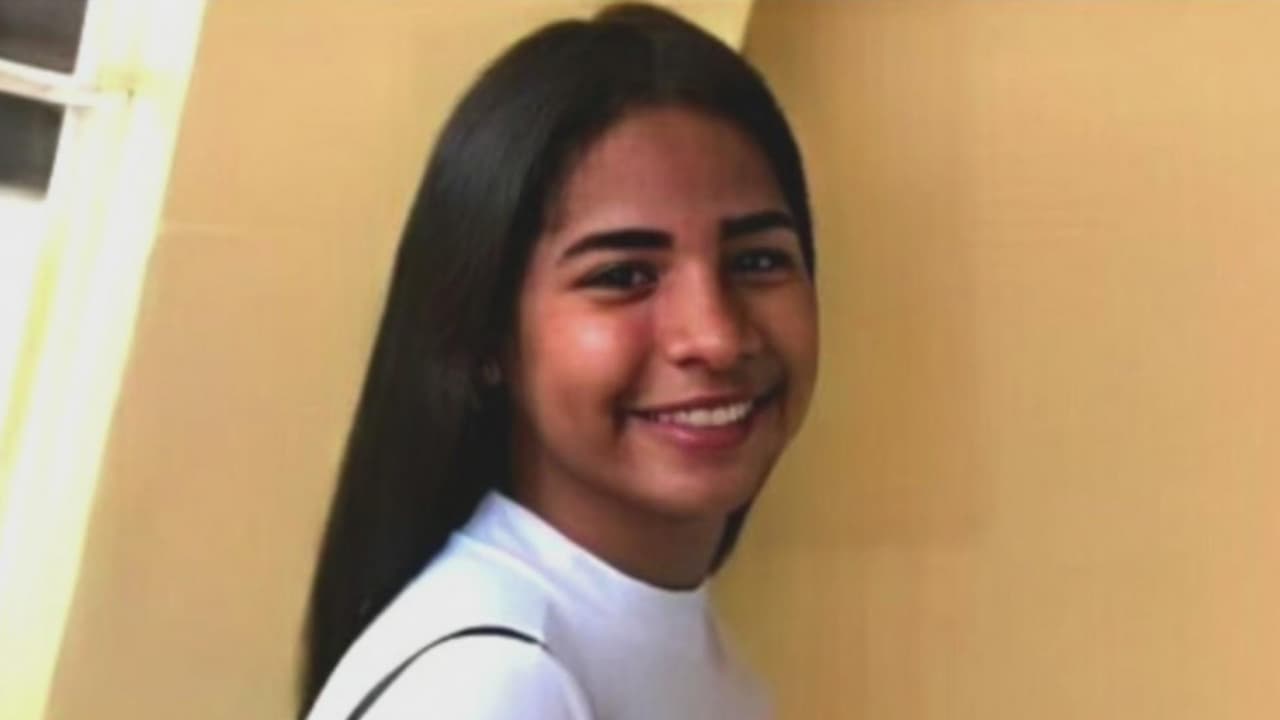 <b>Una joven de 17 años es apuñalada por su exnovio y luego baleada por su exsuegro</b>
<br>
<br>En video quedó captado el momento cuando el padre y su hijo huyen con un cuchillo y una pistola en sus manos.