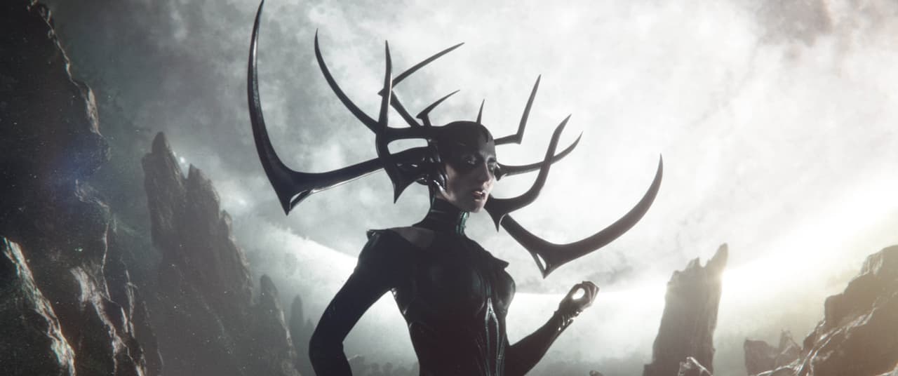 <b>Hela</b>
<br>La primera hija de Odín y diosa de la muerte. fue encerrada en Hel por su padre, luego de que se mostrara cruel y despiadada. Incluso se le borró de la historia asgardiana, pero con la muerte del rey en ‘Thor: Ragnarok’ (2017) se liberó y atacó a Thor y Loki, destruyó el martillo Mjolnir y luego conquistó Asgard.