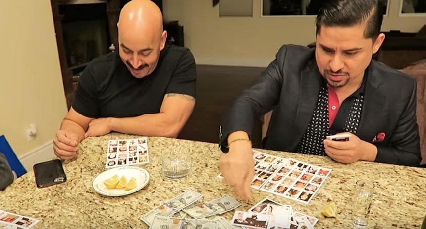 El cantante de regional mexicano se puso a jugar lotería mexicana con varios amigos, incluido Lupillo Rivera, pero con la diferencia de que el juego de mesa era una 'narco-lotería', con imágenes y personajes alusivos al mundo del narcotráfico.