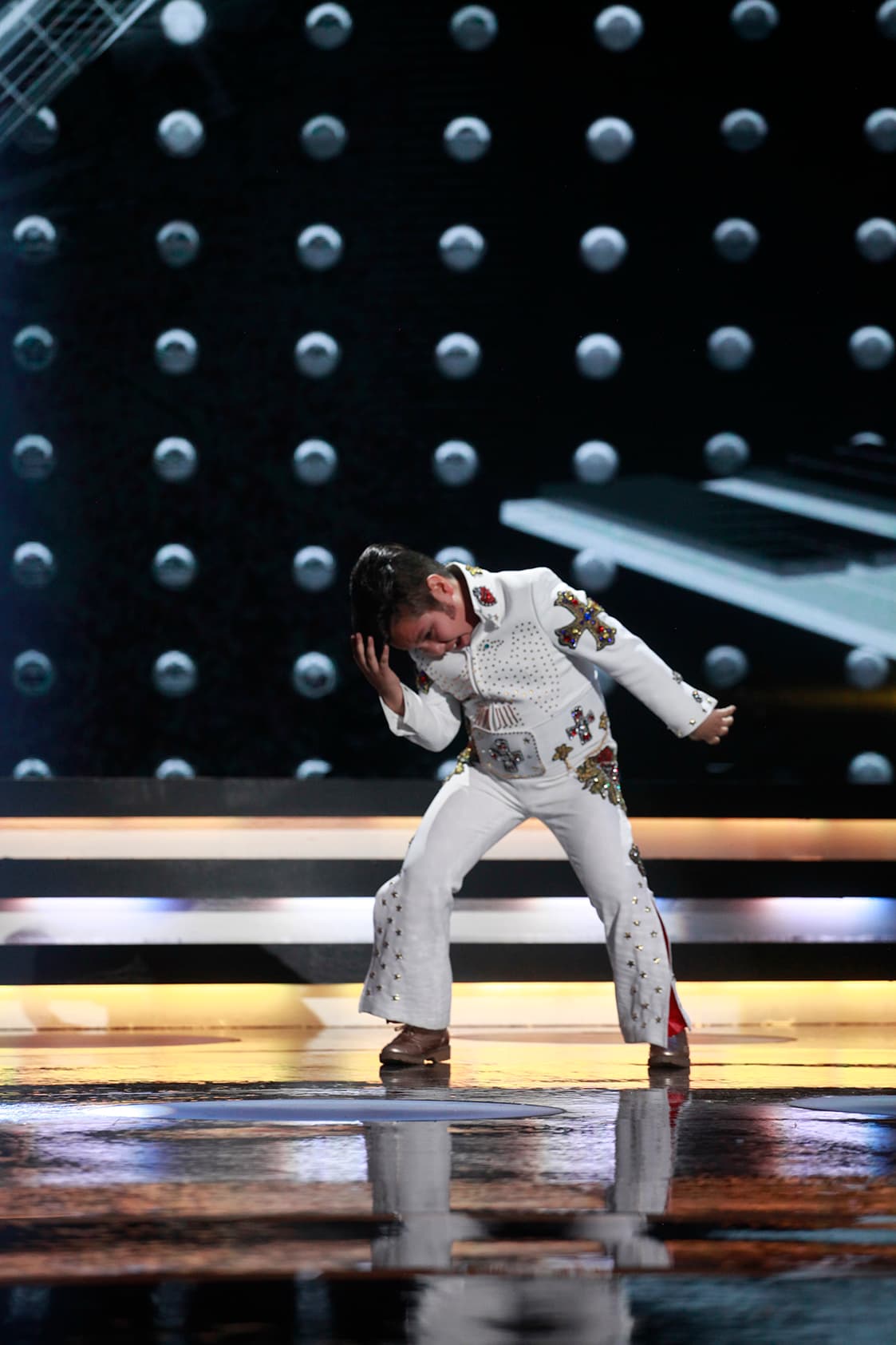 Los movimientos de este pequeño fueron una calca a los que hacía 'El rey' sobre el escenario.