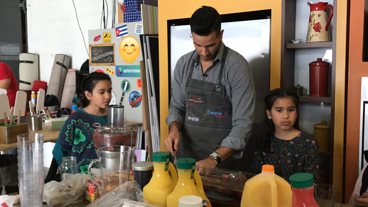 Antonella y Michaella aprendieron a preparar unas deliciosas paletas de frutas, ideales para esta temporada de calor.