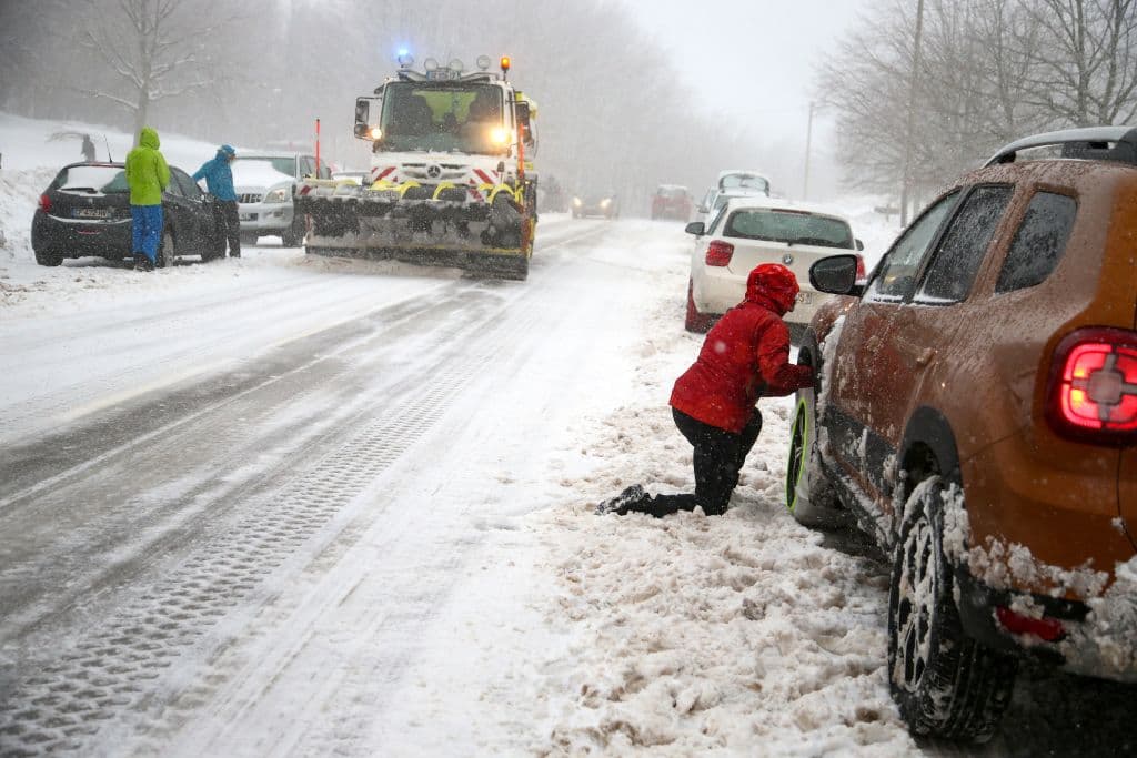 <b>Mantén óptima la presión de los neumáticos</b>
<br>¿Sabías que por cada 10 grados de temperatura que bajan, la presión de las llantas también baja? En el invierno es importante que estés midiendo la presión de los neumáticos. Una herramienta muy útil para tener a mano: el medidor de aire para llantas.