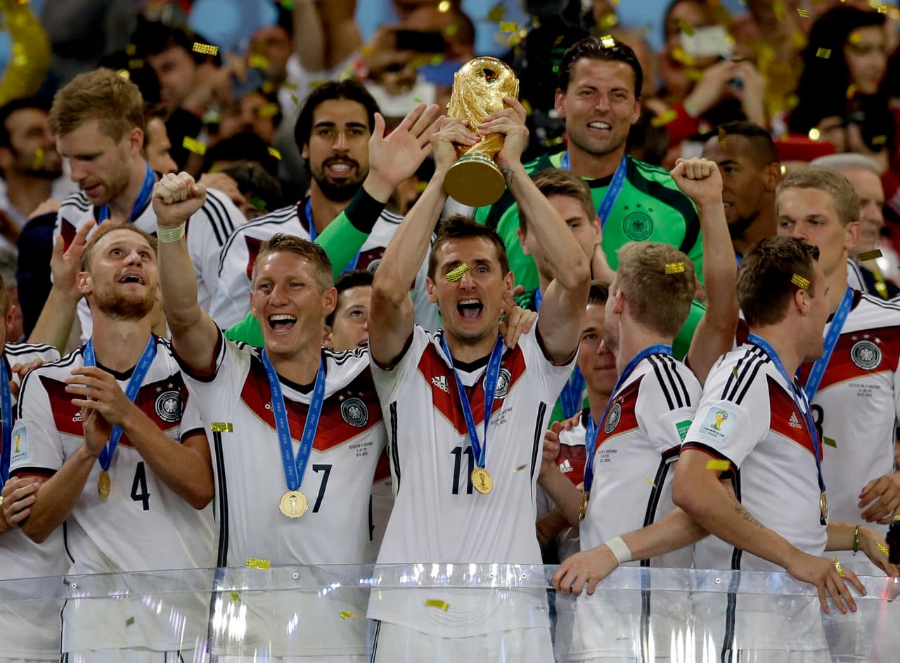 <b>A la altura de los grandes</b>
<br>Futbolistas como Cristiano Ronaldo y Lionel Messi no han podido alcanzar la gloria máxima tras conquistar una Copa del Mundo, pero esto fue algo que si consiguió el artillero alemán en Brasil 2014 cuando justamente la Mannschaft privó de este codiciado trofeo al '10' argeentino del FC Barcelona.