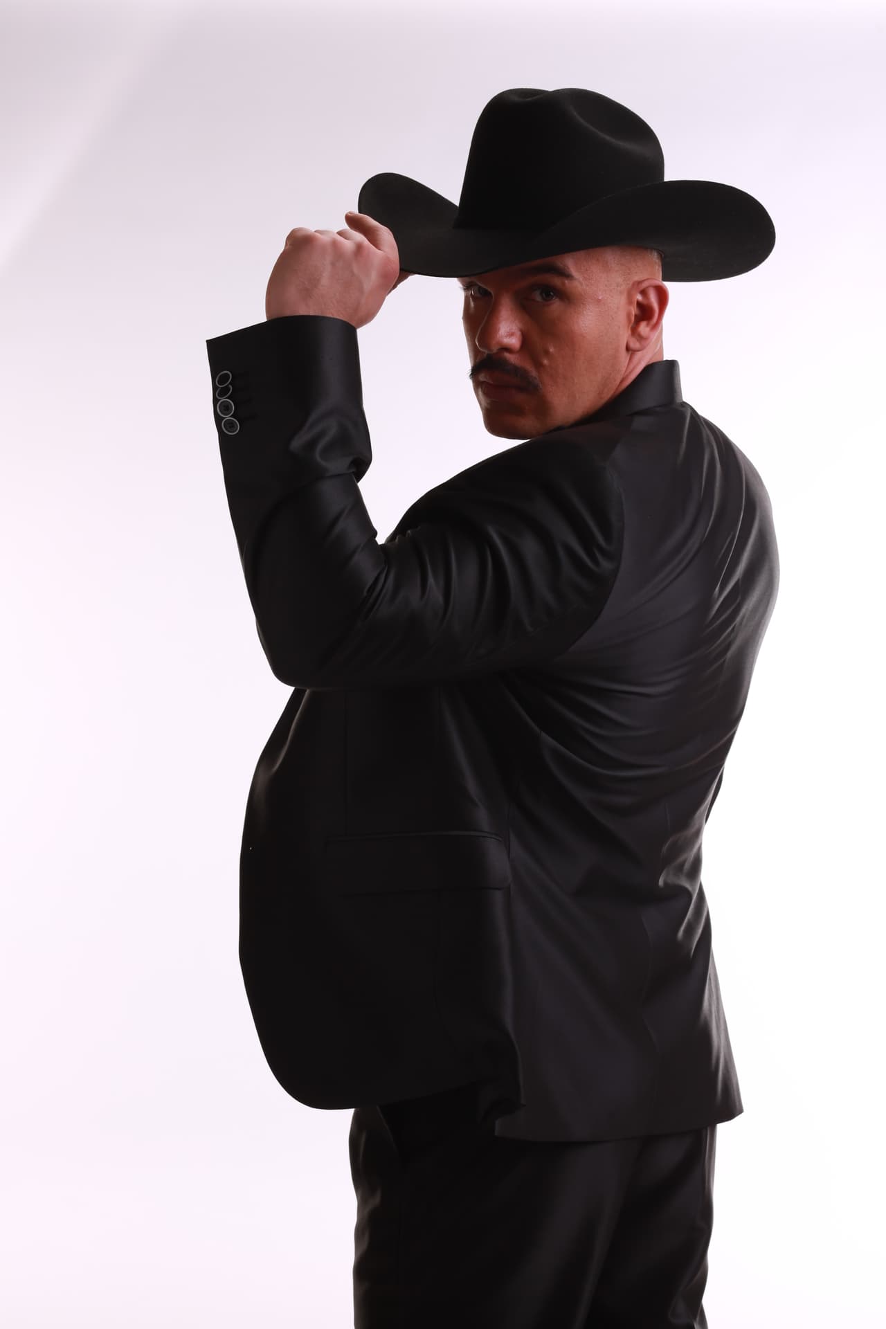 En 'Su nombre era Dolores, la Jenn que yo conocí', Ricardo Leguízamo tuvo un cambio radical de look para poder interpretarlo.