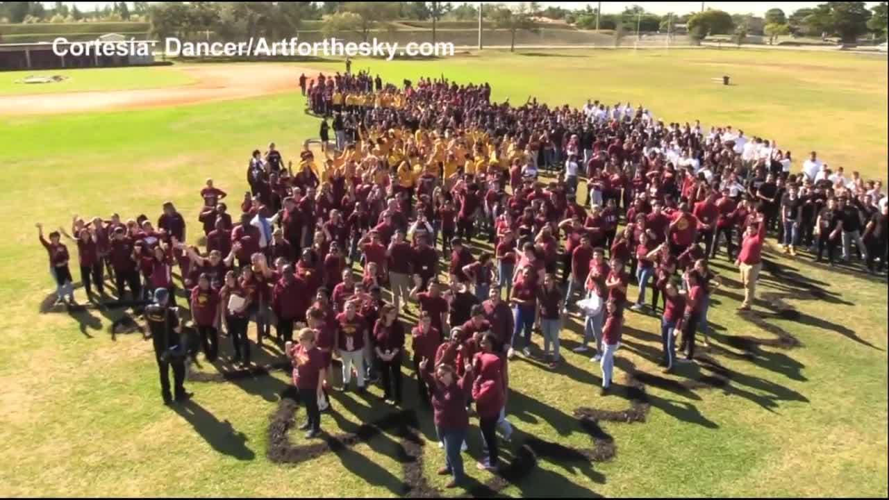 Mosaico humano en forma de halcón presentado en escuela secundaria 