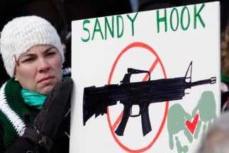 A dos años de la tragedia en Sandy Hook los padres de algunos niños presentaron documentos ante una corte para demandar por muerte por negligencia.