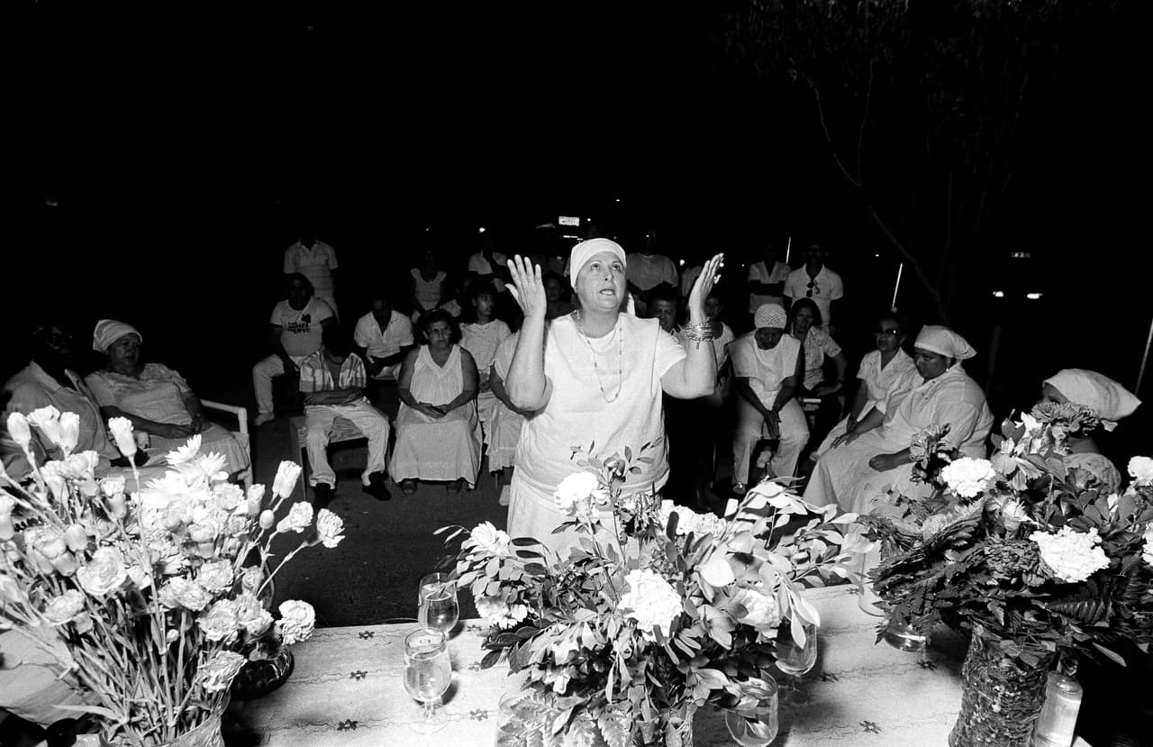 <b>Ritos de santería en Hialeah, Florida.</b> 5 de junio de 1987. La agencia de noticias AP refiere que los miembros de la iglesia Lukumi Babalu-Aye celebraron su primer servicio en el estacionamiento de la propiedad del sacerdote de la iglesia, Ernesto Pichardo, cuando los funcionarios de Hialeah le negaron permiso de ocupación alegando que los seguidores de la religión practicaban sacrificios de animales. "Yo cubrí todo ese caso", recuerda Raúl de Molina.