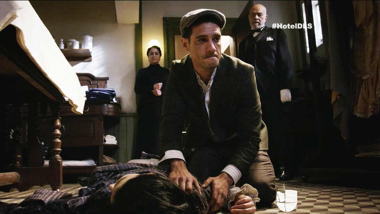 En El Hotel de los Secretos, Julio descubrió que su hermana murió y no encuentra consuelo. ¿Dará con el asesino?