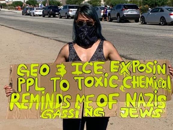 Las manifestaciones para que ICE libere a inmigrantes detenidos en sus centros de detención, por el peligro de contagios de coronavirus, han sido constantes en Adelanto, California.