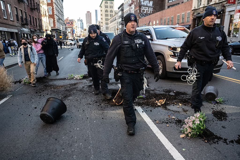 La Policía de Nueva York (NYPD) arrestó a 12 personas y utilizó gas pimienta para despejar el acceso.