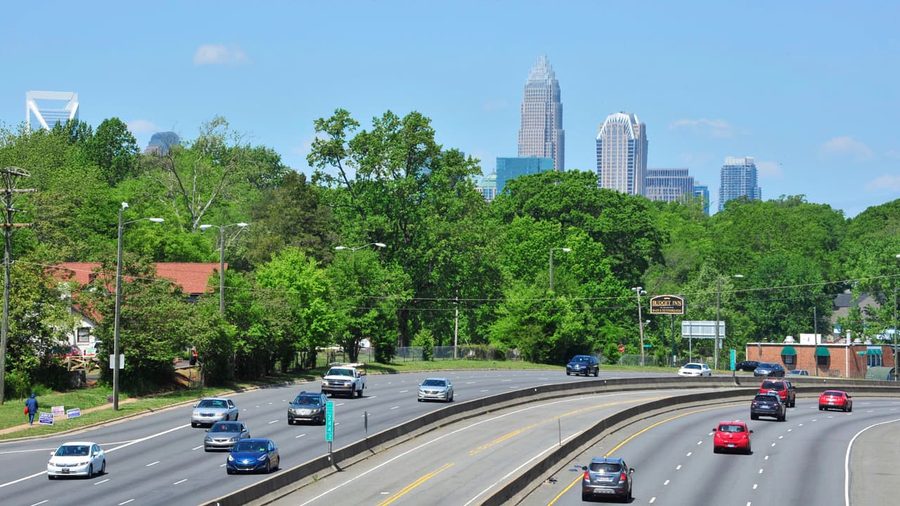 <h3 class="cms-H3-H3">11. Charlotte, Carolina del Norte</h3>
<br>Los choferes de la capital del NASCAR son un 6.17% más agresivos que el conductor promedio de la nación.