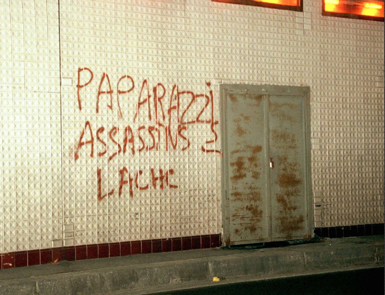Un graffiti en el que se lee "paparazzi, asesinos y cobardes" fue pintado el lunes 1 de septiembre de 1997, al día siguiente de la muerte de Lady Diana, en el interior del túnel bajo el Puente de las Almas donde se accidentó la ex del príncipe Carlos mientras trataban de dejar atrás a unos fotógrafos.
