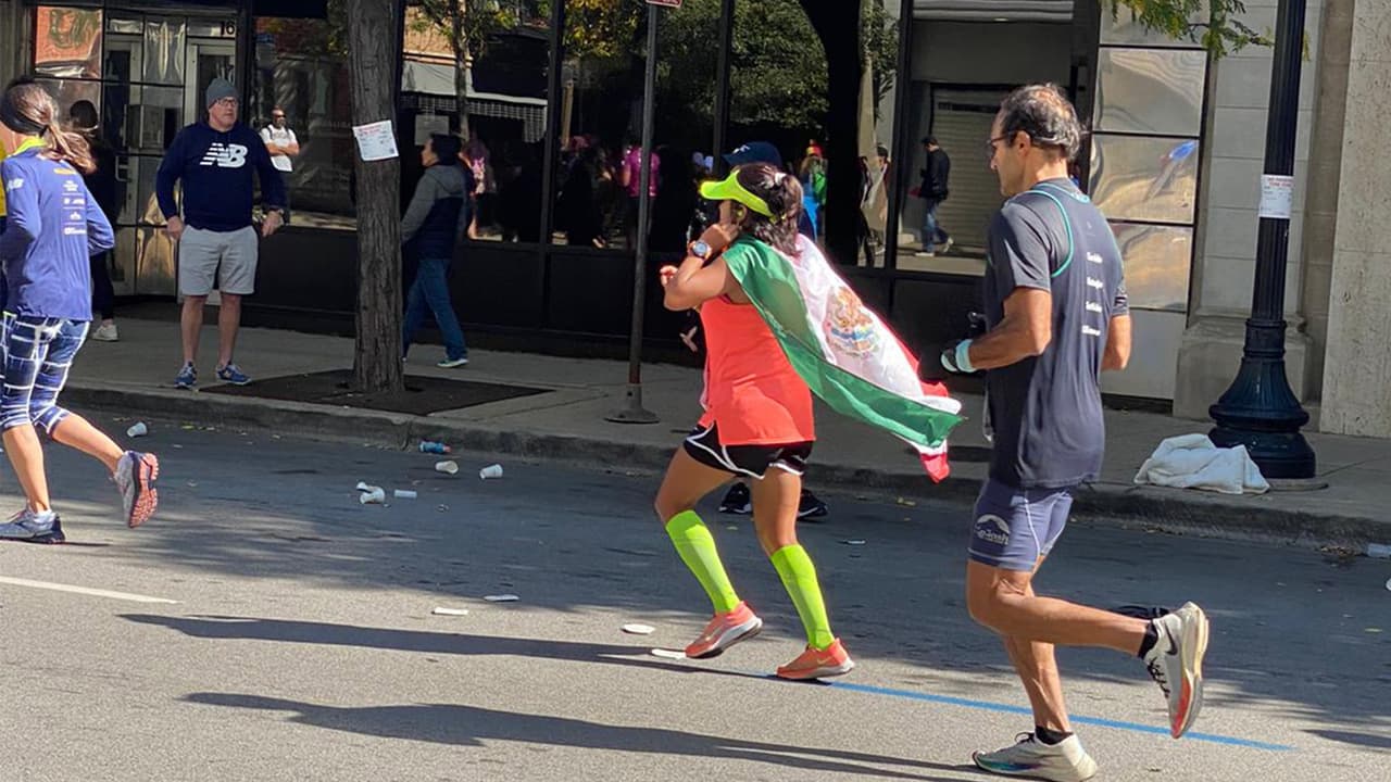 Entre los asistentes, el espíritu mexicano se dejó ver en el recorrido con los atletas y en las porras a lo largo del recorrido.