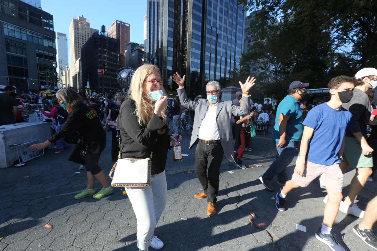 Pareja neoyorquina celebrando bailando al ritmo de la canción 'YMCA' dentro de Columbus Circle y justo enfrente del Hotel Trump International.