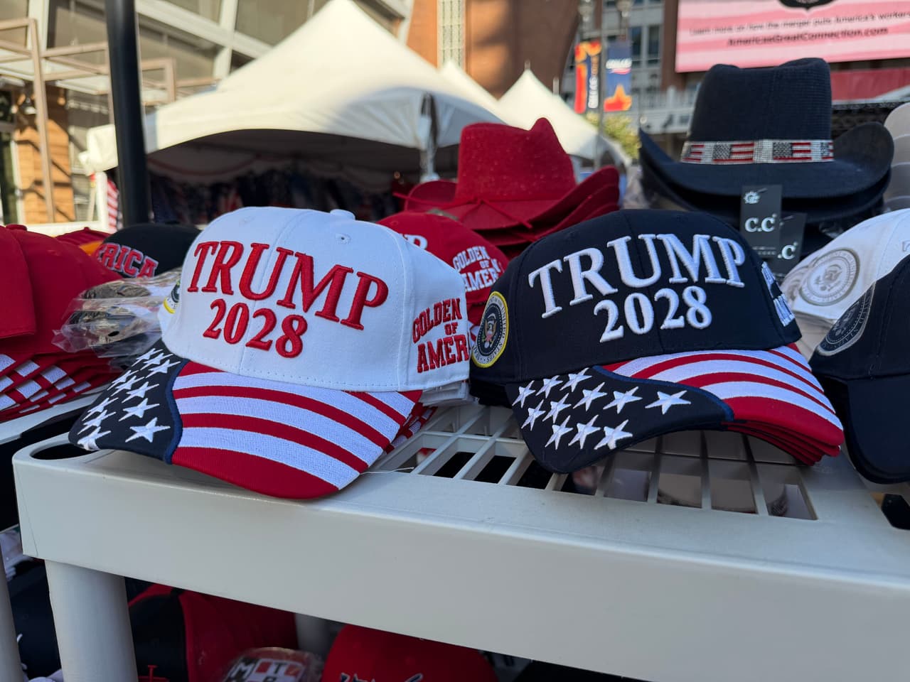 <b>Trump 2028</b> leen algunas de las
<b> miles de gorras en venta</b> durante la 
<b><a href="https://www.univision.com/local/dallas-kuvn/convencion-republicana-en-dallas-que-cambia-para-quienes-viven-o-trabajan-en-la-zona-video" target="_blank">histórica Convención Republicana de Medio Término -'Republican Midterm Convention-</a></b> que se celebra en el 
<b>American Airlines Center,</b> en 
<b>el corazón de Dallas, Texas</b>.