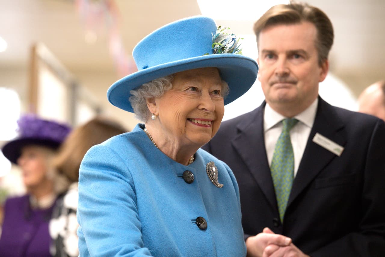 Un memorándum dirigido a todos los empleados reales, citado por The Sun, dice que aquellos trabajadores que ganen menos de 
<b>56,375 libras esterlinas</b> (68,767 dólares) serán elegibles para el aumento salarial. El aumento será retroactivo desde abril.