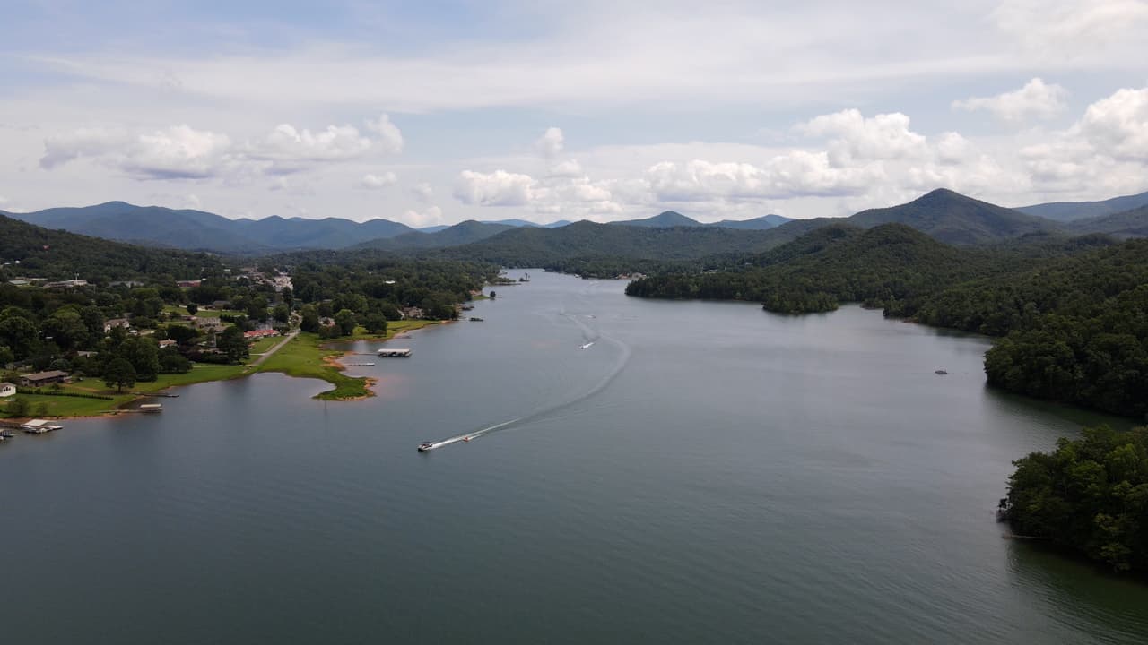Lake Chatuge es considerado uno de los mejores lagos de Georgia para practicar deportes acuáticos.