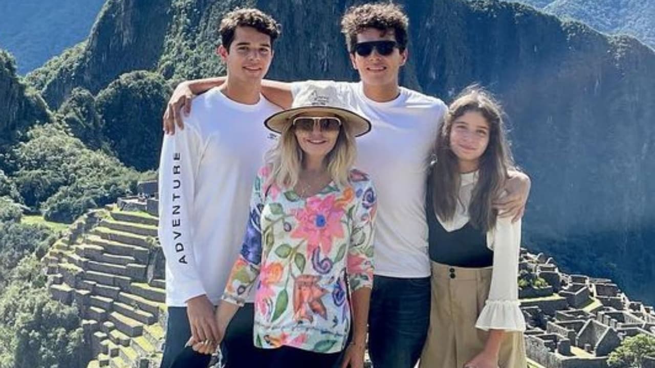 A través de las redes sociales, 
<b>Itatí Cantoral</b> ha dejado ver que 
<b>lleva una buena relación con sus tres hijos</b>: los gemelos José Eduardo y Roberto Miguel (21 años) y María Itatí (13 años).