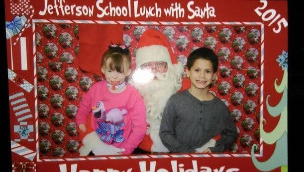 Entonces publicó un post en Facebook invitando a todos a que le envíen una tarjeta de Navidad a Safyre para que pueda llenar su arbolito. La dirección es P.O. Box 6126 Schenectady, NY 12306, USA.