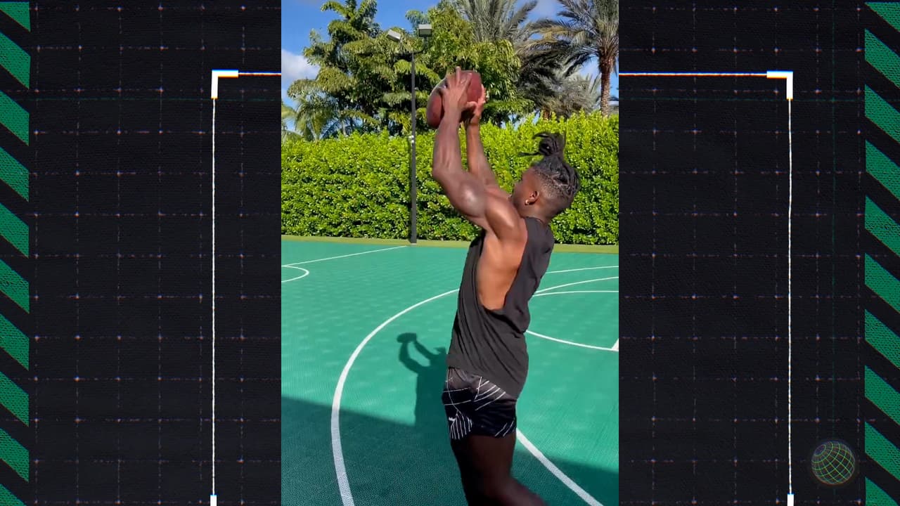 El reto que Tyreek Hill realizó para demostrar que tiene manos seguras