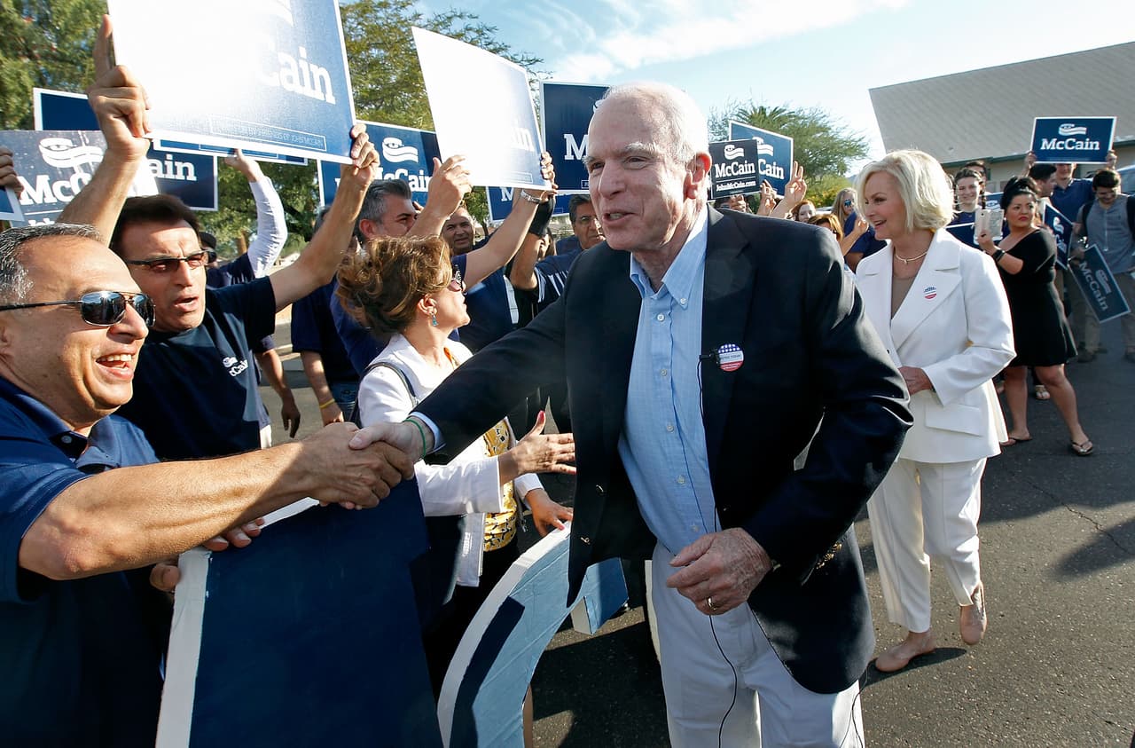 John McCain ganó su contienda y contribuyó a mantener la mayoría republicana en el Senado.