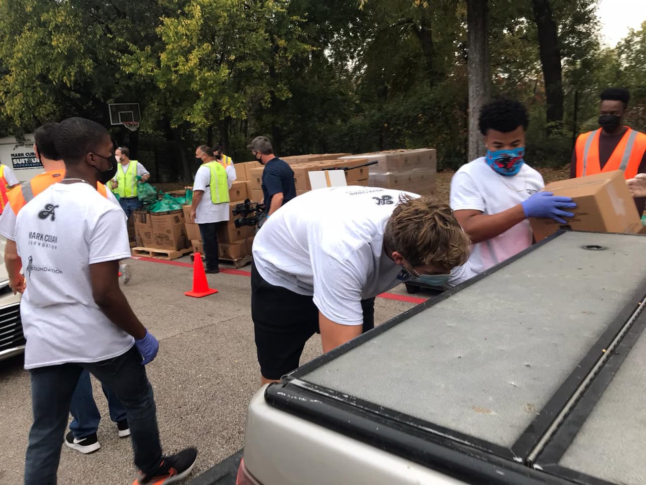 Debido a la crisis que ha dejado la pandemia, las fundaciones de: Dirk Nowitzki, Mark Cuban, Heroes y el Banco de Alimentos del Norte de Texas, unieron fuerzas para para realizar este evento.
<br>