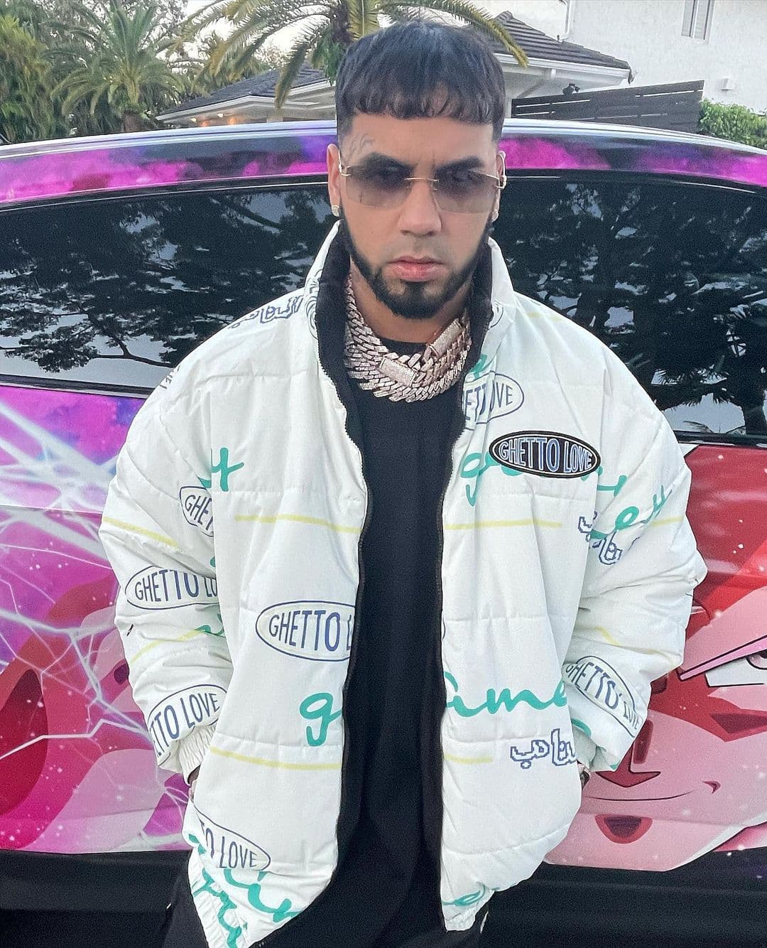 Y claro, si hablamos de Karol G, debemos ir al otro lado de la moneda, 
<b>Anuel</b>. El boricua parece que no quiere dejar ir a la colombiana, y cómo no, incluso en un reciente concierto de su ex, apareció de sorpresa para cantar con ella, pero todo sigue como amigos.